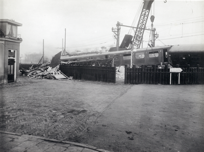 123141 Afbeelding van het electrische treinstel nr. 605 (mat. 1936) van de N.S. na de botsing met een goederentrein op ...